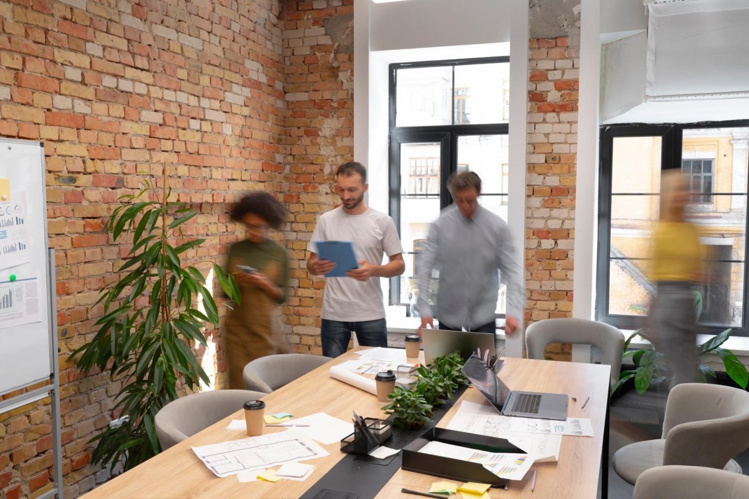 Suasana kelas analisis keuangan dengan peserta yang sedang berdiskusi menggunakan laptop dan dokumen laporan keuangan
