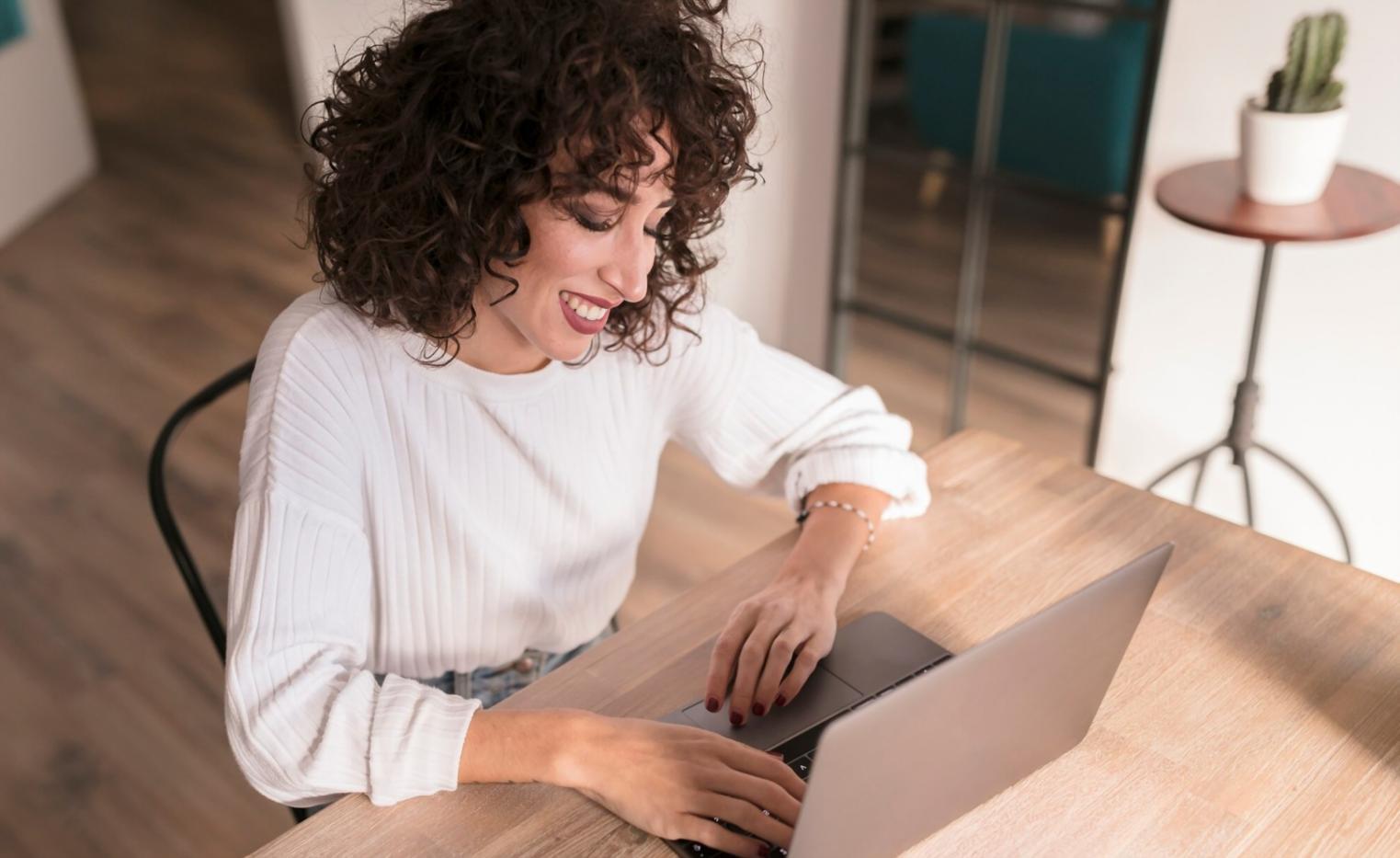 Peserta program sedang mempelajari dokumen laporan keuangan dengan grafik dan tabel analisis rasio