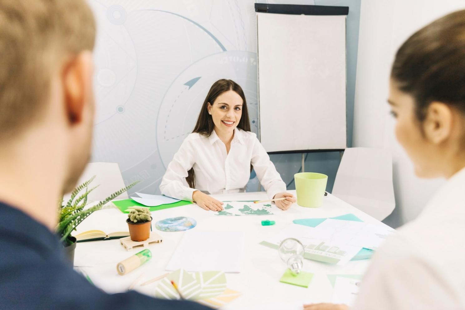 Seorang profesional sedang menganalisis data keuangan dengan fokus dan ketelitian di lingkungan kerja modern